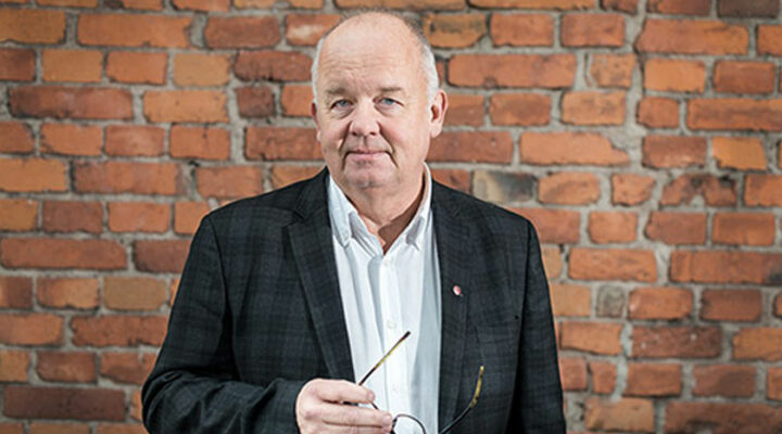Anders Wahlberg fotograferad mot en tegelvägg